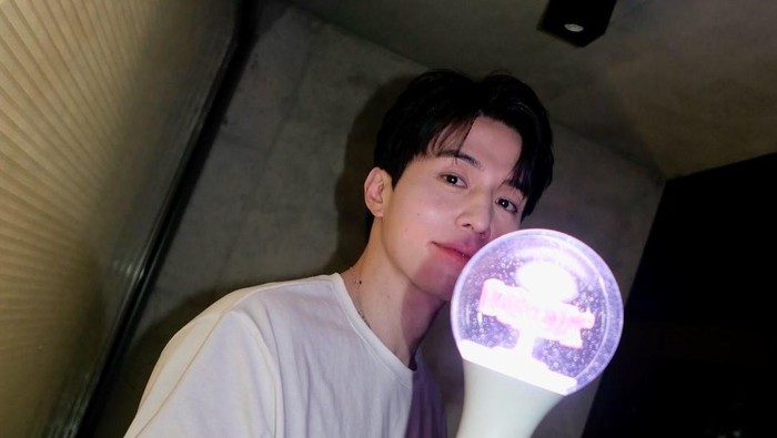 Rayakan 25 Tahun Debut, Lee Dong Wook Pamerkan Lightstick Pertamanya Sejak Berkarier sebagai Aktor
