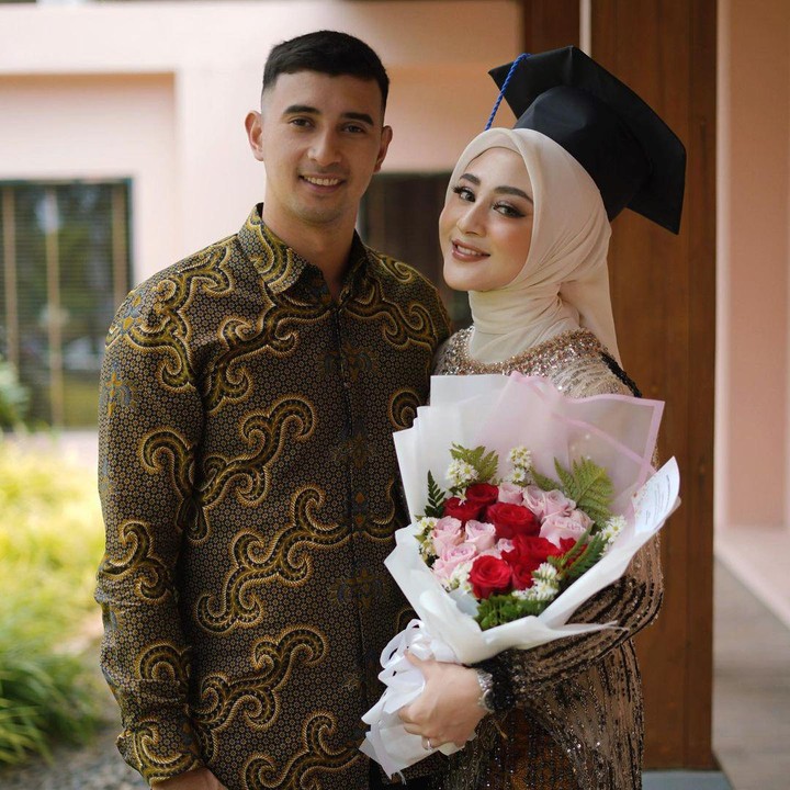 <p>Tidak hanya berpose sendiri, Margin turut mengabadikan momen ini bersama sang suami, Ali Syakieb. Ia pun mengucapkan terima kasih pada sang suami karena telah memberikan dukungan dan doa. (Foto: Instagram: @marginw)</p>