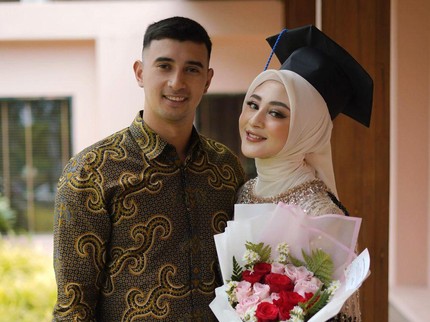 7 Potret Margin Istri Ali Syakieb Lulus dan Wisuda Sarjana Hukum