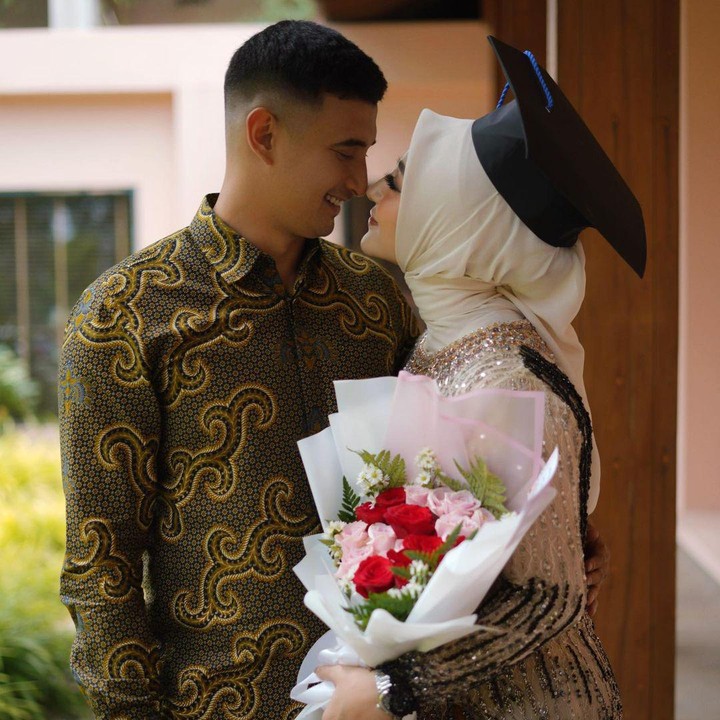 <p>Momen bahagia ini dibagikan langsung oleh Margin pada laman Instagram-nya. Ia mengunggah potret kala memakai topi toga. (Foto: Instagram: @marginw)</p>