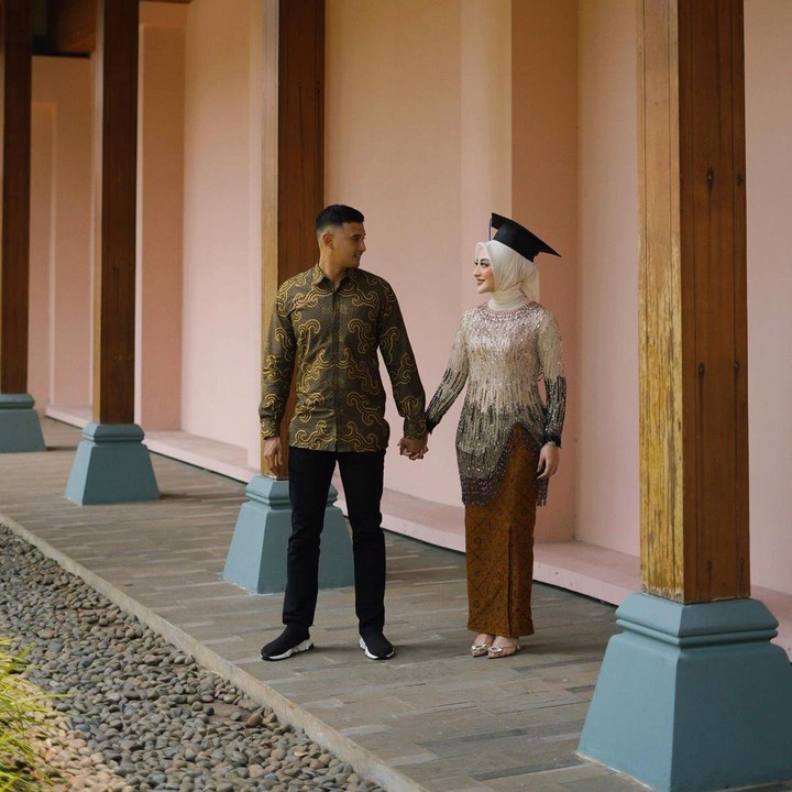 <p>"Walaupun aku sekarang sudah menjadi seorang istri dan Ibu, tapi kamu enggak pernah berhenti dukung aku untuk terus meneruskan sekolahku. Yang mana ini adalah salah satu cita-citaku untuk menjadi sarjana huku, Aku ingat banget kamu selalu bilang 'Akan aku wujudin satu-satu mimpi kamu' dan kamu selalu tepatin janji itu. <em>MasyaAllah tabarakallah</em>," tutur Margin. (Foto: Instagram: @marginw)</p>