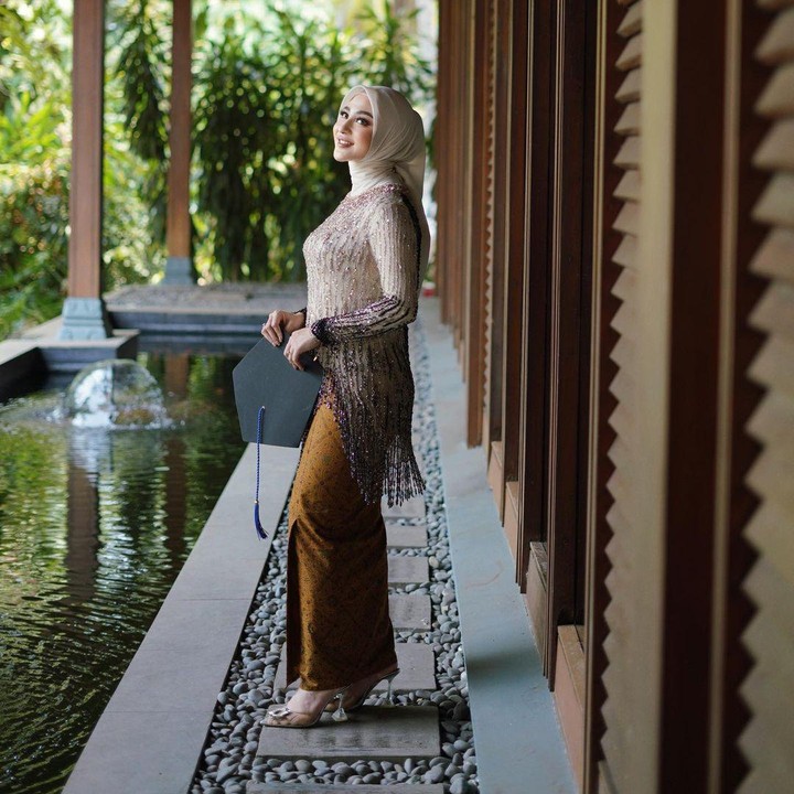 <p>Margin terlihat cantik dalam balutan kebaya gradasi warna rosegold dan hitam. Tampilannya pun semakin cantik dengan rok batik warna cokelat. (Foto: Instagram: @marginw)</p>