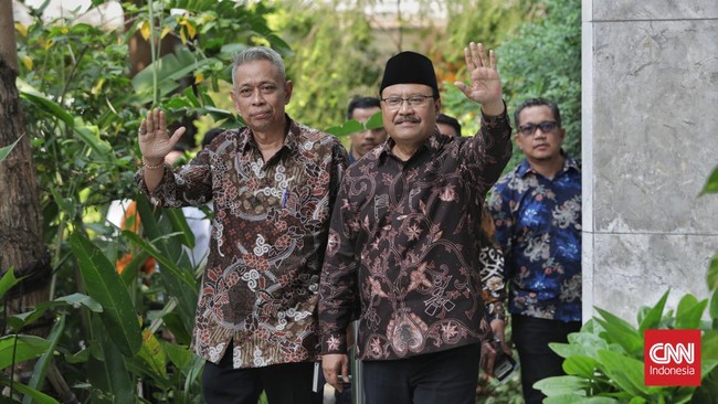 Menteri Sosial Gus Ipul mempelajari usulan vasektomi sebagai syarat penerima bantuan sosial. Usulan ini bertujuan untuk mendorong partisipasi KB.