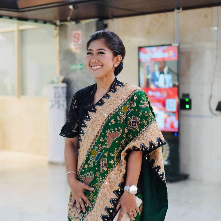 <p>Melihat dari laman Instagram-nya, Meutya menggambarkan dirinya sebagai perempuan yang cinta akan Tanah Air. Hal ini dapat dilihat saat Meutya menghadiri berbagai acara dengan mengenakan kebaya. (Foto: Instagram: @duniameutya)</p>