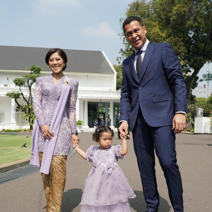 <p>Ketika dilantik menjadi salah satu menteri pada Kabinet Merah Putih, Meutya hadir dengan balutan kebaya warna lilac. Tidak sendirian, ia juga ditemani dengan sang suami dan putrinya yang juga mengenakan pakaian senada. (Foto: Instagram: @meutya_hafid)</p>