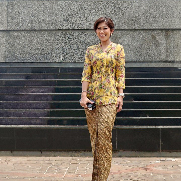 <p>Ketika menghadiri HUT TNI ke-79 beberapa waktu lalu, Meutya tampil cantik dengan kebaya kuning yang sederhana. Gayanya ini disempurnakan dengan rok batik warna cokelat. (Foto: Instagram: @duniameutya)</p>