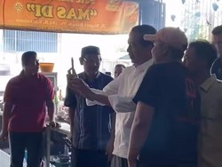 Jokowi Ngider di Sukoharjo: Makan Sate Kambing