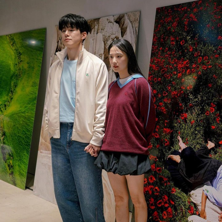 <p>Pasangan yang telah dikaruniai anak ini selalu tampil dengan outfit trendi. Pemilihan outfit kasual ini membuat mereka terlihat awet muda, ya. Kepiawaian mereka dalam memadukan pakaian agar tampak serasi bisa dijadikan inspirasi. (Foto: Instagram @doflwl)</p>
