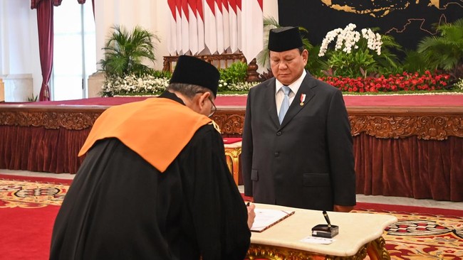 Agar Tak Bisa Disogok Presiden Prabowo Subianto mengaku menaikkan gaji hakim hingga 280 persen dengan tujuan agar tidak mudah disogok oleh pihak-pihak yang berperkara.