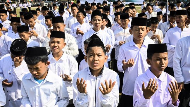 Berikut kumpulan teks doa yang bisa dipanjatkan bersama dalam peringatan Hari Santri Nasional tahun ini.