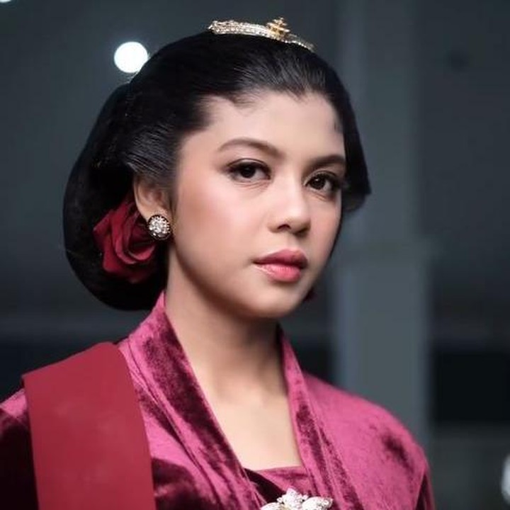 <p>Meski sudah terjun ke dunia modeling, Gendis tetap ingin mewujudkan cita-citanya di bidang pendidikan. Ia berencana untuk kuliah hingga S2 dan ingin menjadi dokter bedah anak. Gendis sudah punya rencana untuk melanjutkan studi di perguruan tinggi di Indonesia. Ia memutuskan tidak ambil S2 di luar negeri karena tak ingin jauh dari sang Bunda. "Aku enggak bisa lepas dari Mama itu secara batin, bukan secara fisik. Aku itu enggak bergantung pada Mama, tapi secara emosional itu iya, karena aku apa-apa cerita ke Mama," ungkapnya belum lama ini, dikutip dari YouTube insertlive. (Foto: Instagram @arzetibi)</p>