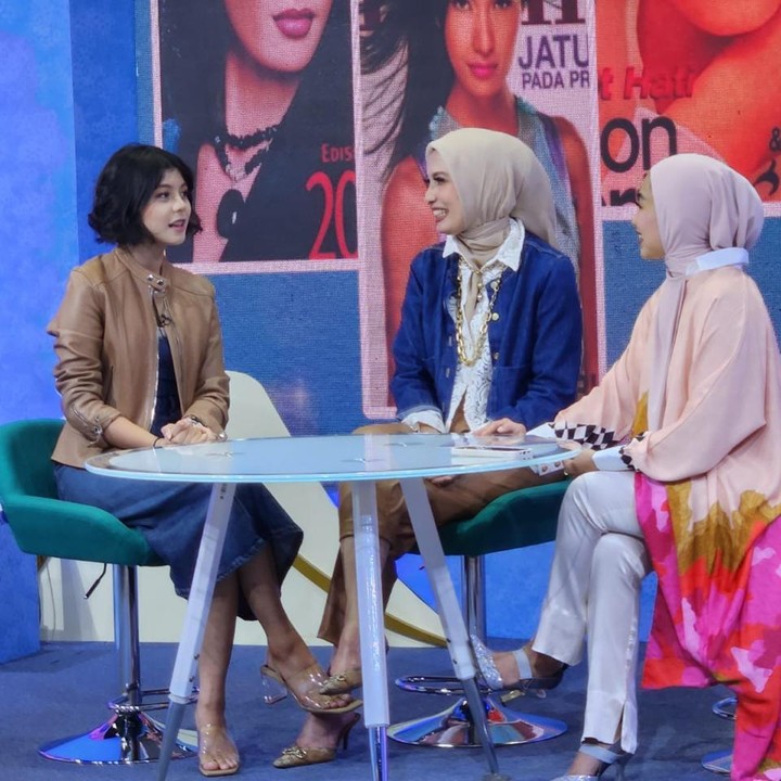 <p>Gendis juga mengikuti jejak sang Bunda sebagai model lho. Di tengah kesibukannya sekolah, Gendis pernah ikut ajang Gadis Sampul 2023. Remaja kelahiran 2008 ini tampaknya memiliki bakat untuk tampil di depan kamera, yang diturunkan dari ibundanya. (Foto: Instagram @arzetibi)</p>