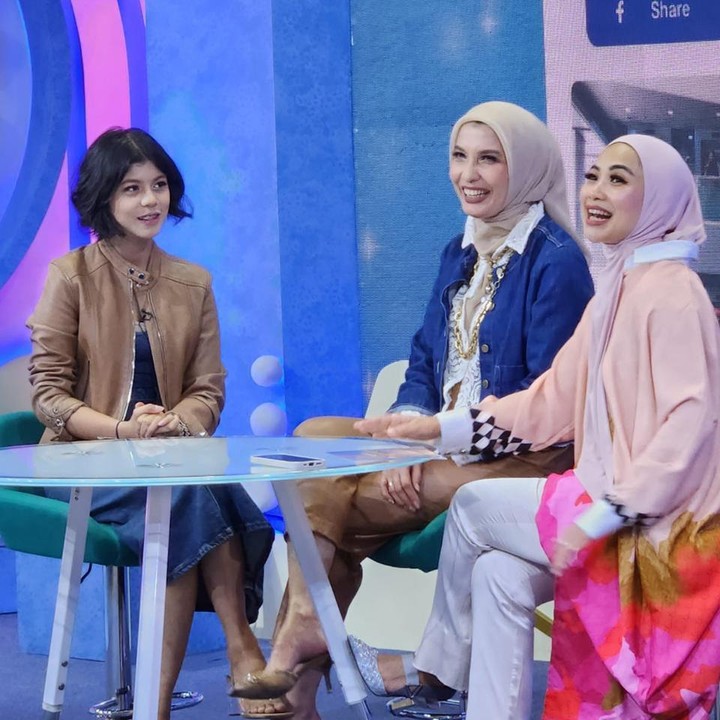 <p>Belakangan, sosok Gendis mencuri perhatian. Ia ikut tampil di acara televisi bersama sang Bunda. Parasnya yang cantik mirip ibundanya banyak menuai pujian dari netizen. "Cantiknya mba gendis," tulis akun @dh** di Instagram. "Beautiful mom and daughter," ujar @ro***. (Foto: Instagram @arzetibi)</p>