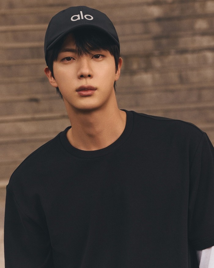 Satu lagi brand ternama yang menggaet Jin BTS sebagai duta global mereka. Ya, anggota tertua grup K-Pop yang telah berusia lebih dari satu dekade ini resmi terpilih menjadi global ambassador terbaru Alo Yoga pada Kamis, (17/10). / Foto: instagram.com/alo
