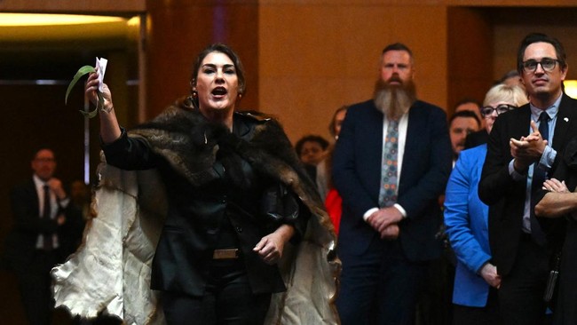 Senator Lidia Thorpe meneriakkan "Kamu bukan raja saya" ke Raja Charles III saat berada di parlemen Australia, Senin (21/10).