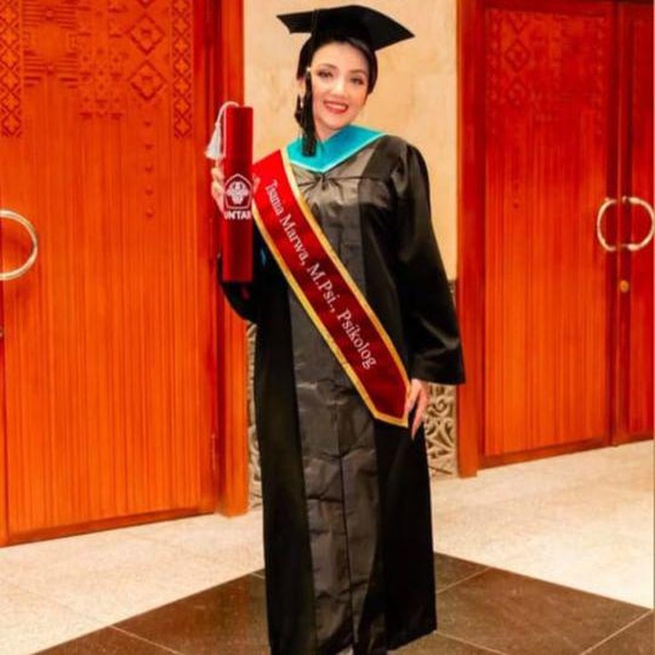 <p>Melalui akun Instagram pribadinya, Tsania juga sempat menceritakan perjuangannya dalam menulis tesis hingga lulus sidang. "Satu tahun bikin tesis <em>UP and DOWN</em> banget. Begadang terus ngejar revisian," tulis Tsania. (Foto: Instagram@tsaniamarwa54)</p>