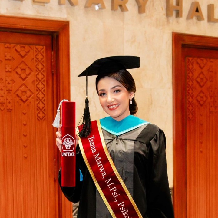 <p>Tsania Marwa baru saja merayakan upacara kelulusan program studi S2. Momen itu dibagikan langsung olehnya melalui beberapa potret yang diunggah di Instagram Story-nya.(Foto: Instagram@tsaniamarwa54)</p>