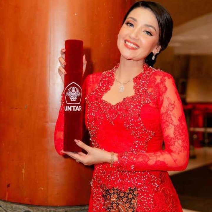 <p>Perempuan 33 tahun yang telah resmi menyandang gelar baru ini tampil begitu elegan dengan kebaya berwarna merah terang. Ia pun melengkapi hari spesialnya itu dengan senyuman yang menawan. (Foto: Instagram@tsaniamarwa54)</p>