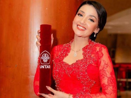 5 Potret Wisuda S2 Psikologi Tsania Marwa, Anggun Berbalut Kebaya Merah