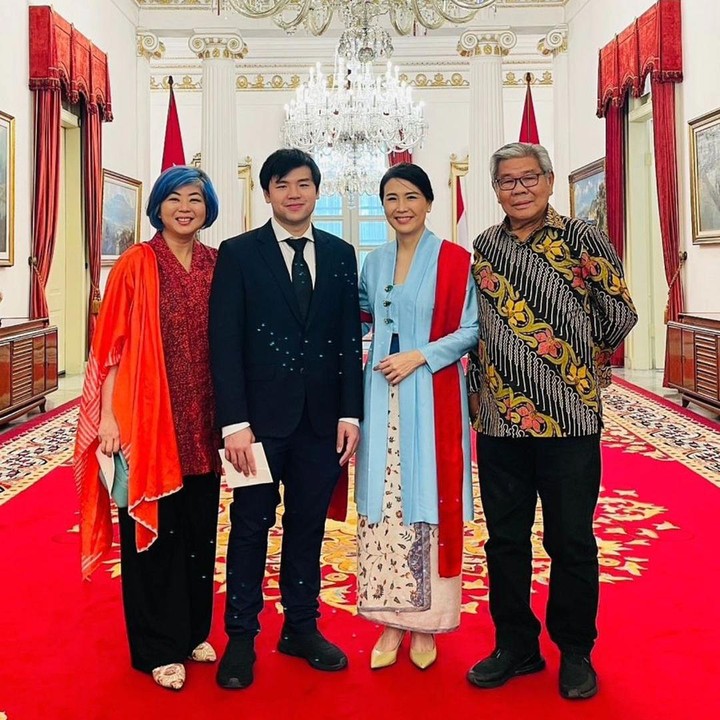 <p>"Memulai tugas di Kabinet Merah Putih. Doakan, semoga Tuhan selalu menyertai," tulis Veronica seraya mengunggah potretnya bersama Sean pada laman Instagram. (Foto: Instagram: @veronicatan_official)</p>