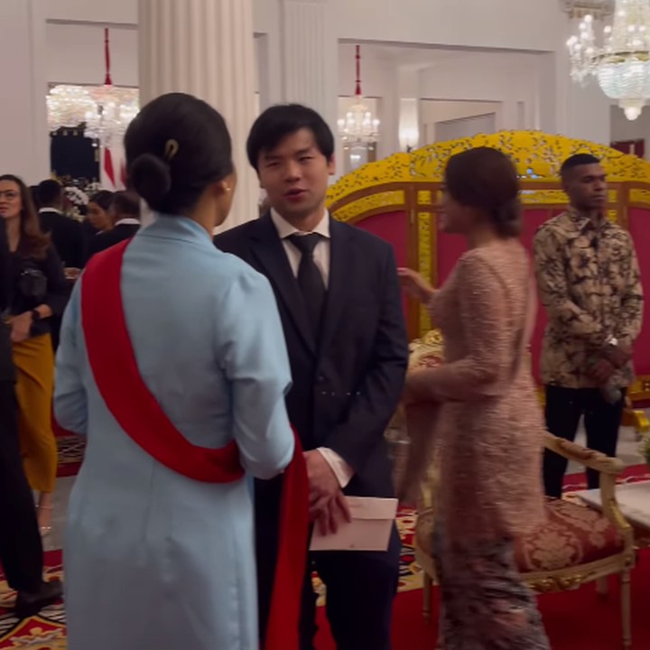 <p>Selama acara berlangsung, Sean terlihat selalu mendampingi dan berada di sisi sang Bunda. Sean pun beberapa kali mengucapkan selamat kepada Veronica karena sudah dilantik bersama Menteri PPPA, Arifatul Choiri Fauzi. (Foto: Instagram: @nachoseann)</p>