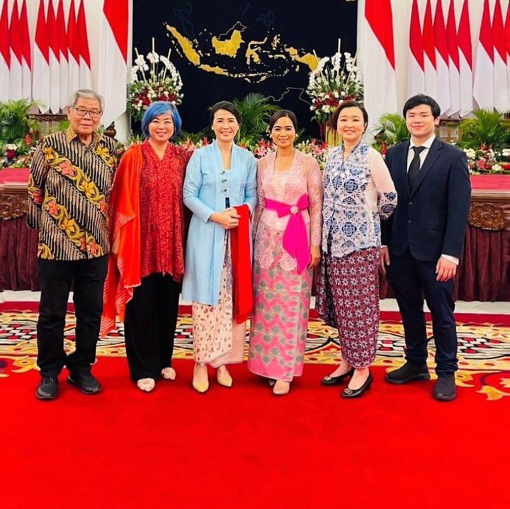 <p>Veronica terlihat cantik dengan balutan kebaya warna biru muda. Sementara itu, Sean terlihat gagah dengan kemeja putih dan blazer hitam. (Foto: Instagram: @veronicatan_official)</p>