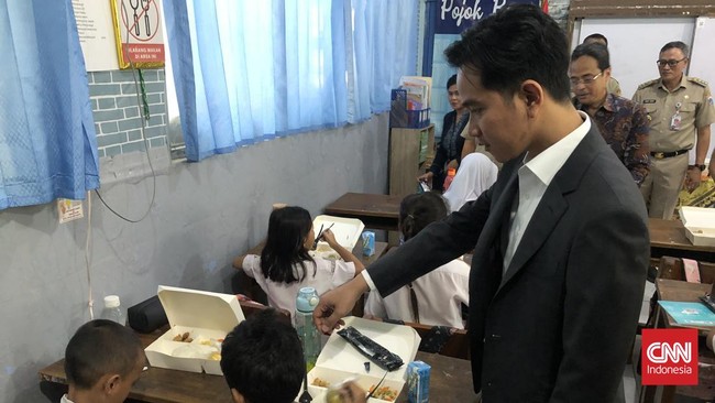 Usai blusukan di MRT, Gibran meninjau uji coba program makan bergizi cuma-cuma di SDN Jakarta di hari kedua menjabat Wakil Presiden.