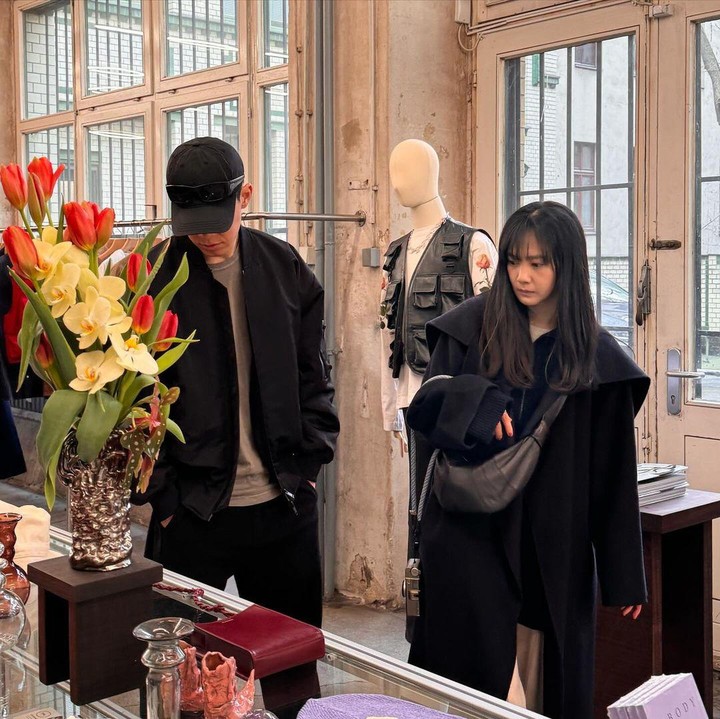 <p>Yoon Seung Ah dan Kim Mu Yeol sudah berpacaran beberapa tahun sebelum akhirnya memutuskan menikah. Sampai saat ini, mereka selalu terlihat bepergian bersama. Dalam foto ini, keduanya kompak mengenakan pakaian serba hitam. (Foto: Instagram @doflwl)</p>
