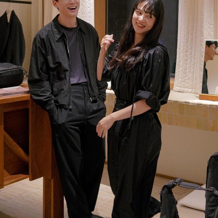 <p>Yoon Seung Ah tampak anggun mengenakan dress hitam. Sementara itu Kim Mu Yeol terlihat bergaya dengan jaket hitamnya. Pemilihan warna outfit yang sama ini menambah kesan serasi kepada mereka berdua, ya, Bunda. (Foto: Instagram @doflwl)</p>