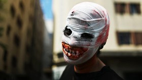 FOTO: Kala 'Zombie' Serang Jalanan di Santiago Chili