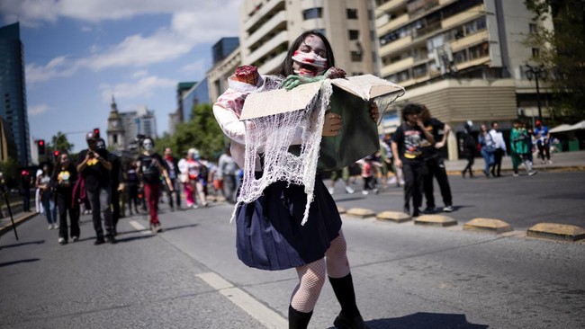 FOTO: Kala 'Zombie' Serang Jalanan di Santiago Chili