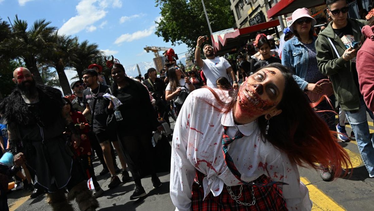 FOTO: Kala 'Zombie' Serang Jalanan di Santiago Chili