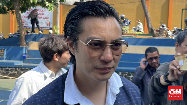 Baim Wong dikecam netizen usai video Paula Verhoeven viral. Namun, ia tak terganggu dan justru tampil ceria di media sosial.