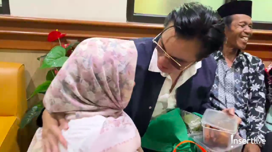 Baim Wong Dapat Sayur Asem dari Ibu-ibu Jelang Sidang Cerai dengan Paula Baim Wong Dapat Sayur Asem dari Ibu-ibu Jelang Sidang Cerai dengan Paula