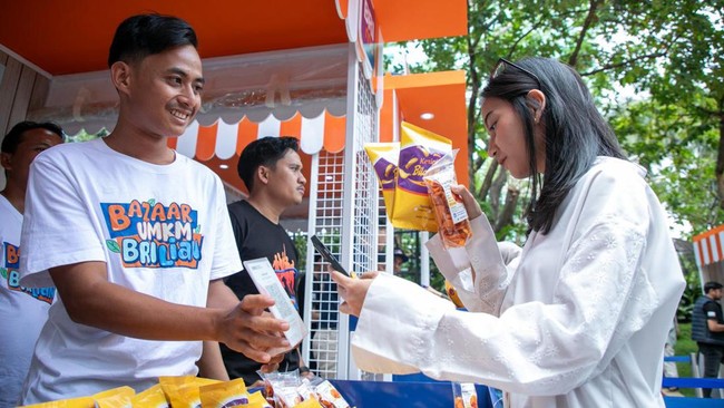 BRI menyelenggarakan Bazaar UMKM BRILian guna memperluas penjualan dan jangkauan pemasaran produk UMKM di Area Taman BRI pada Jumat (18/10).