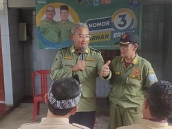 Makna dan Misi di Balik Kostum Hansip Farhan-Erwin