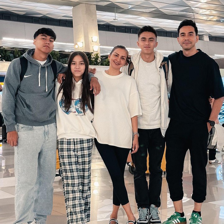 <p>Donna dan Darius dikenal sebagai orang tua yang selalu mendukung pendidikan anak-anaknya. Keduanya berharap Lio dan Diego bisa berhasil meraih mimpi menjadi pemain sepakbola. "Mohon doanya, semoga semua dilancarkan & semua upaya, kerja keras Lio & Diego akan berbuah hasil manis pada waktunya. Amin," tulis Darius di Instagram. (Foto: Instagram @darius_sinathrya/ TikTok dariusdonna)</p>