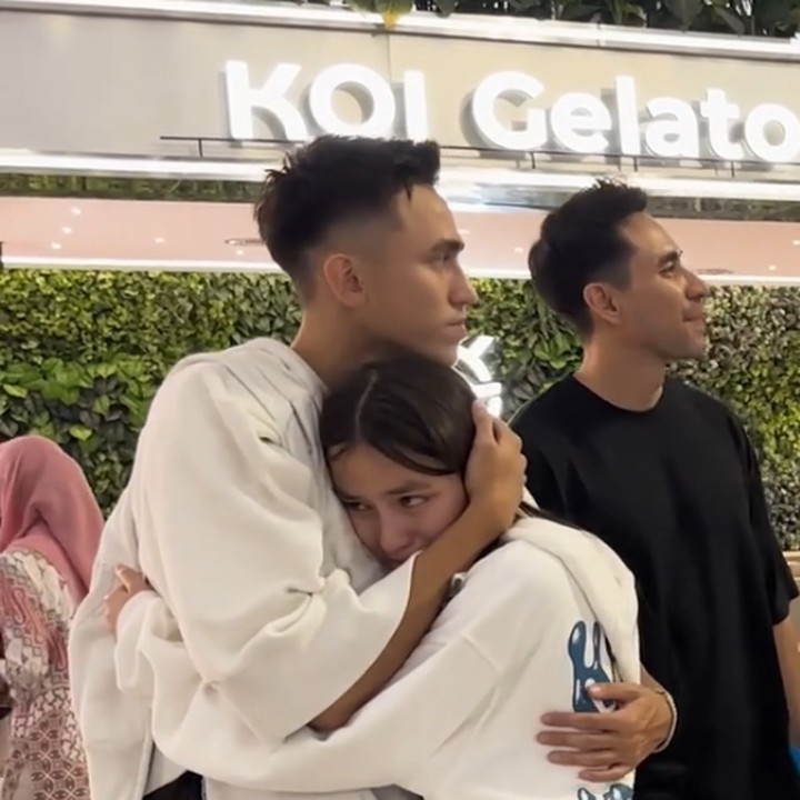 <p>Donna dan Darius bersama anak bungsu mereka, Sabrina, terlihat begitu berat melepaskan Lio dan Diego. Dalam video yang diunggah di TikTok, Sabrina tampak memeluk kedua kakaknya secara bergantian. (Foto: Instagram @darius_sinathrya/ TikTok dariusdonna)</p>