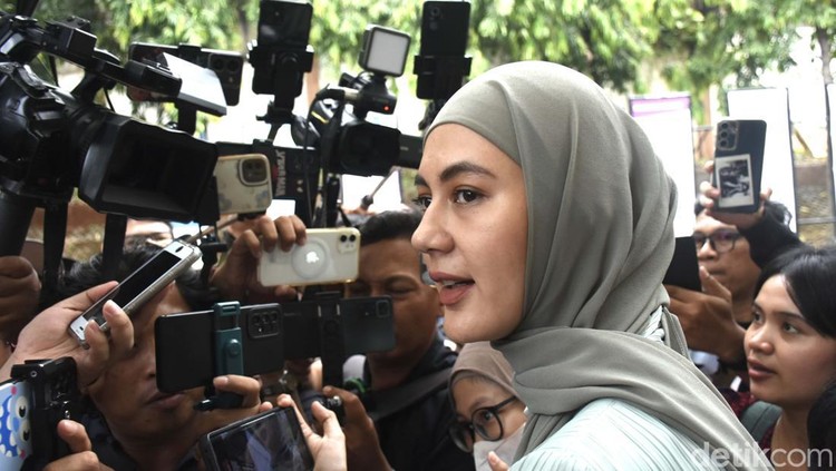 Sidang perdana perceraian Paula Verhoeven dan Baim Wong digelar di Pengadilan Agama Jakarta Selatan. Sidang akan digelar kembali pekan depan pada 30 Oktober 2024.