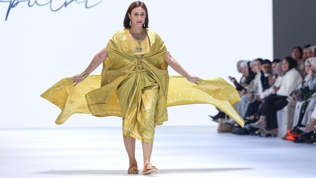 FOTO: Lenggak-lenggok Pamer Busana di Jakarta Fashion Week 2025