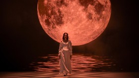 FOTO: Lenggak-lenggok Pamer Busana di Jakarta Fashion Week 2025