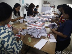 KPU Ungkap Progres Sortir-Lipat Surat Suara Pilgub DKI Capai 76%