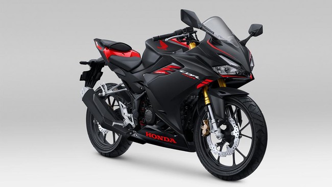 Astra Honda Motor (AHM) menyegarkan tampilan CBR150R dan menawarkan pilihan warna baru Victory Matte Black. Harga CBR150R terbaru dijual mulai Rp38,5 juta.