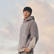 Jadi Global Ambassador Terbaru Alo Yoga, Jin BTS Pamerkan Gaya Sporty Casual