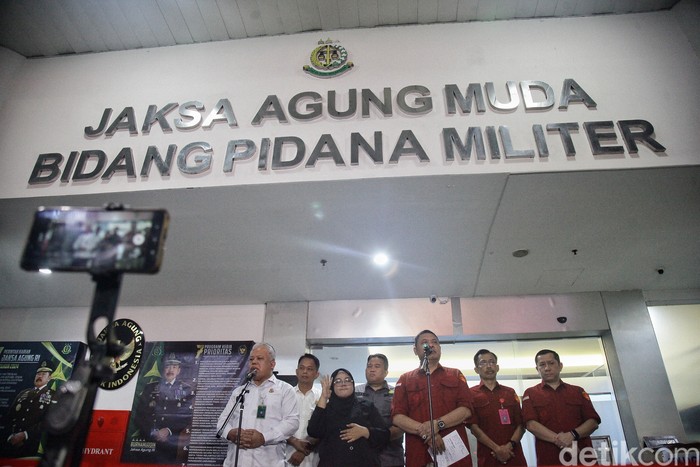 Kapuspenkum Kejagung Harli Siregar bersama Dirdik Jampidsus Kejagung Abdul Qohar memberikan keterangan pers di gedung Kejaksaan Agung, Jakarta, Rabu (23/10/2024) terkait penangkapan tiga Hakim PN Surabaya. Kejaksaan Agung menangkap tiga hakim Pengadilan Negeri Surabaya yang memberikan vonis bebas ke Gregorius Ronald Tannur dalam kasus dugaan pembunuhan Dini Sera, beberapa waktu lalu. Selain itu, Kejagung juga menangkap seorang pengacara dalam perkara itu.