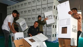 FOTO: Sibuk Mempersiapkan Logistik Pilkada Serentak 2024 di Seluruh RI