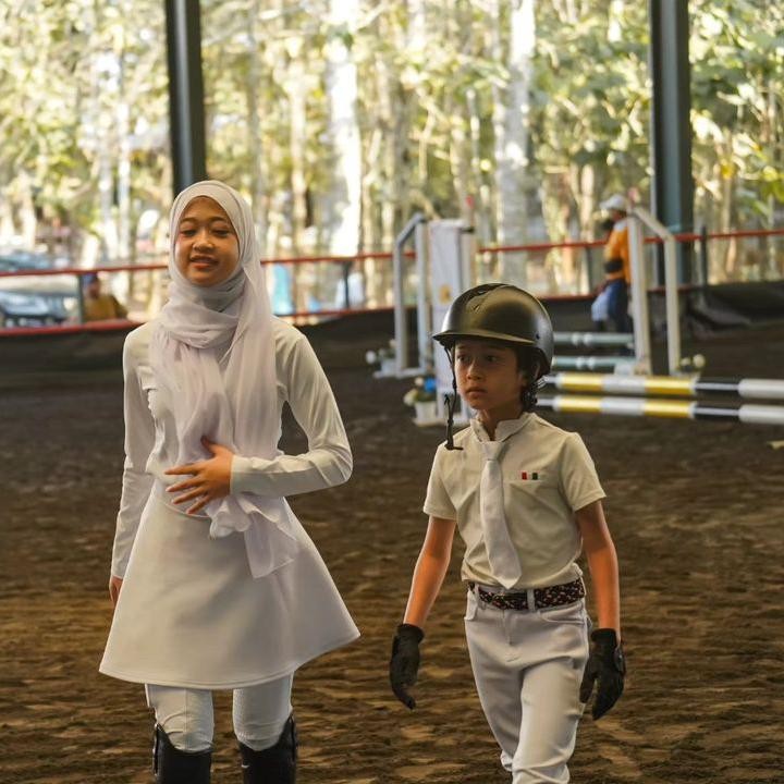 <p>Sementara itu, Irfan Hakim menyebut Rakana memang memiliki hobi berkuda dan jarang tampil. Hal ini karena dirinya tidak pernah mengikuti pertandingan. (Foto: Instagram: @irfanhakim75)</p>