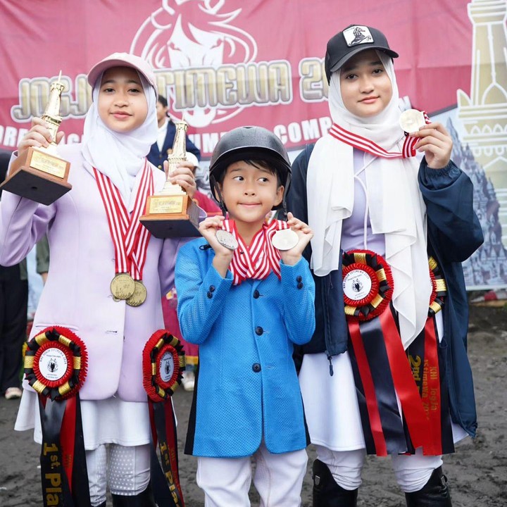<p>Aisha terlihat cantik dengan pakaian serba merah muda, Bunda. Sementara itu, Rakana dan Djalu kompak dengan pakaian serba biru. (Foto: Instagram: @irfanhakim75)</p>