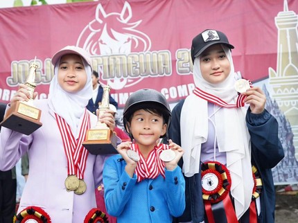 7 Potret 3 Anak Irfan Hakim yang Jago Berkuda, Borong Medali dan Piala Bun