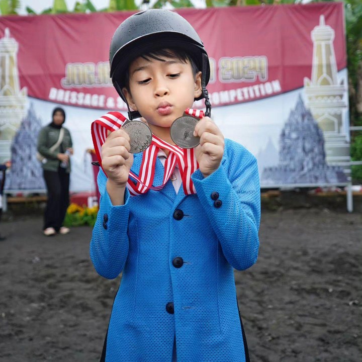 <p>Dalam sebuah unggahan di Instagram, Irfan mengungkap kebanggannya pada anak-anaknya. "deHakims menyala. Selamat <em>@aishakeem15 @rakana.hakim @djaluhakim</em> borong piala dan medali. Makin bangga dengan kalian. Jangan berpuas diri dulu ya, masih panjang perjuangan.<em> Alhamdulillah</em>," ujar Irfan dengan menyisipkan emotikin api. (Foto: Instagram: @irfanhakim75)</p>